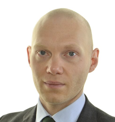 "Regeringens förslag om kilometerskatt är tondövt och stötande", säger riksdagsledamot Niklas Wykman. Foto: Riksdagen.
