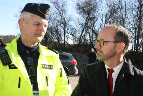 Halmstads yrkestrafikgrupps gruppchef Hans Qvant till vänster i samspråk med infrastrukturminister Tomas Eneroth (S). Foto: Heidi Bodensjö.