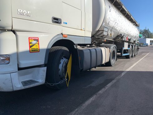 Att med en tanktrailer som innehåller farligt gods köra om såväl polisen som andra lastbilar, kom att bli dyrt.