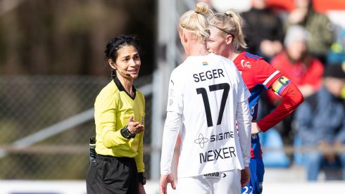   Domare Maral Mirzai Beni i samtal med Rosengårds Caroline Seger och Vittsjös Sandra Adolfsson. Nu går DB Schenker in som första partner någonsin att sponsra domarkåren i Damallsvenskan och Elitettan. Foto: Mathilda Ahlberg/Bildbyrån.