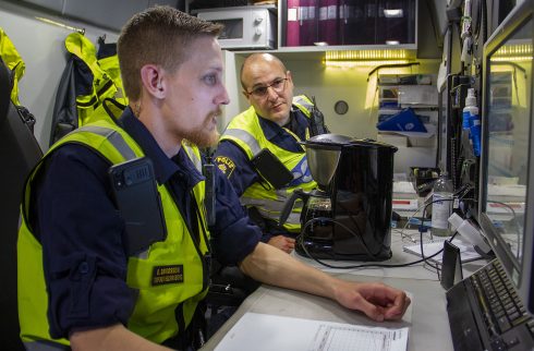 Bilinspektör Oscar Davidson (t. vä) och trafikpolis Farid Umeflod fick några timmars jobb med en ADR-transport där bristerna var både många och allvarliga. Foto: Göran Rosengren