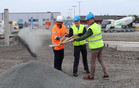 Peabs vd Jesper Göransson, Jerker Carling, verkstadschef Bäckebol-anläggningen och Volvo Lastvagnars vd Stefan Strand tar ett gemensamt första spadtag i Bäckebol. Foto: Peab