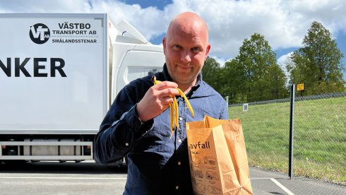 "Gasen i Alvesta görs på kogödsel och slaktavfall. I Jönköping använder man matavfall och avloppsvatten för att tillverka gasen", berättar Jacob Axelsson. Foto: DB Schenker