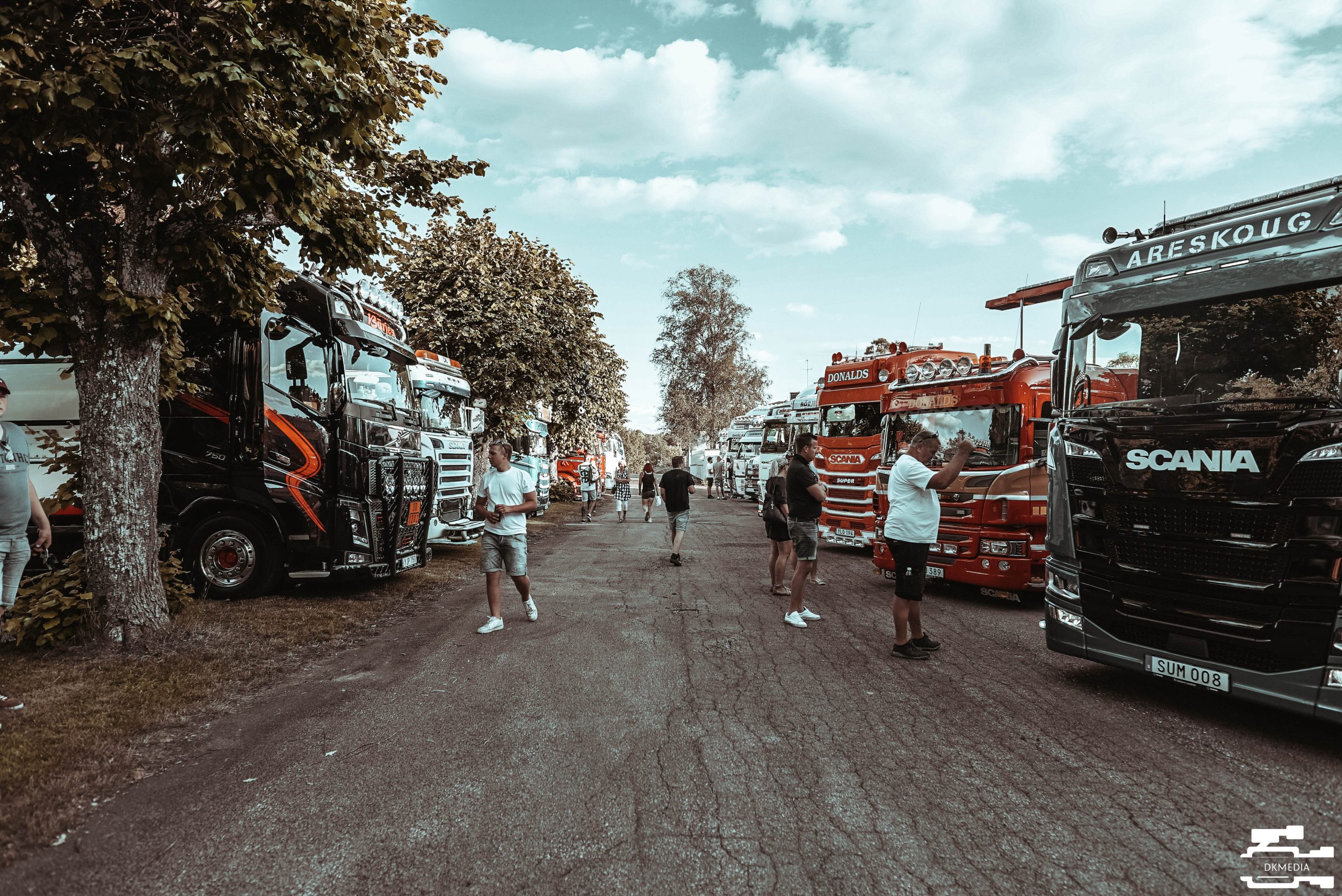 Långa rader av glänsande fordon i vacker miljö finner ni på Åseda Truckmeet.