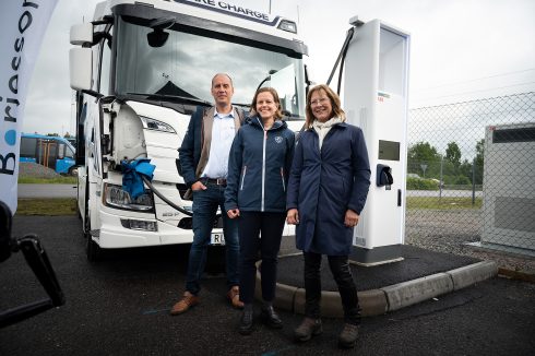 Joacim Jäger, vd Börjessons Lastbilar, återförsäljare, Jessica Björkquist, ansvarig e-mobility Scania Sverige och Eva Kvist Östgren, chef för ABB:s e-mobilityverksamhet i Sverige. Foto: Jonas Larsson, Coppi