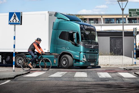 Det nya säkerhetssystemet använder en dubbel radar på varje sida av lastbilen som upptäcker när andra trafikanter kommer in i döda vinkeln-området. Foto: Volvo Lastvagnar AB