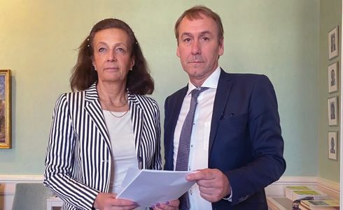 Moderaterna Maria Stockhaus och Sten Bergheden anmäler Tomas Eneroth till Konstitutionsutskottet.