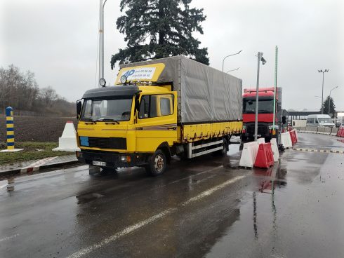  Första lastbilen som levererades - TA1. Detta var Take Aanstoots egen lastbil sedan länge. Lastbilen levererades till Edelweiss 4 april och tre dagar senare var TA1 i nyss fritagna Bucha där den levererade utrustning till de civila som hade överlevt ockupationen. Foto: Take Aanstoot / Blågula Bilen.