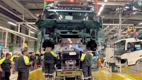   Som den första globala lastbilstillverkaren startar nu Volvo Lastvagnar serieproduktion av tunga elektriska lastbilar på 44 ton.