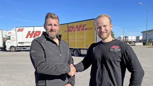   HP Åkeris vd Henrik Persson välkomnar driftschef Viktor Lundén som delägare i bolaget.   