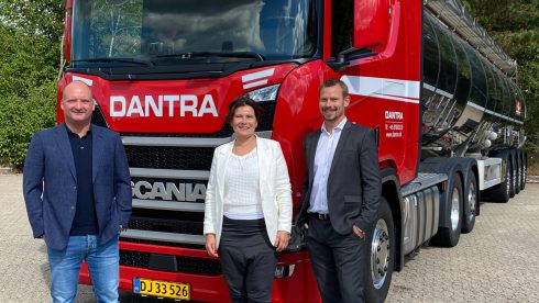   Till höger Marc Ahrenfeldt Jeel, vd, och Lone Kjær, CFO, är Dantras nya ledarduo efter att förre vd:n Kenneth Jensen till vänster har lämnat sin post. Foto: Dantra Group.