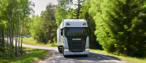 Lastbilstillverkarna har skapat fordon för olika drivmedel och med mycket låga utsläpp - inte minst mindre NOx. På bilden en elektrisk Scania för långväga transporter. Foto: Scania.