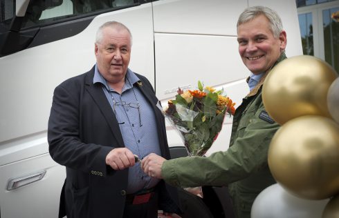 Gunnar Eriksson tar emot nycklarna av Stefan Strand, VD Volvo Lastvagnar Sverige. Foto: Volvo Lastvagnar