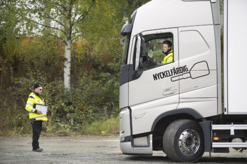 Ett av momenten under kvaltävlingen till Yrkes-SM är manöverkörning med lastbil. Foto: TYA