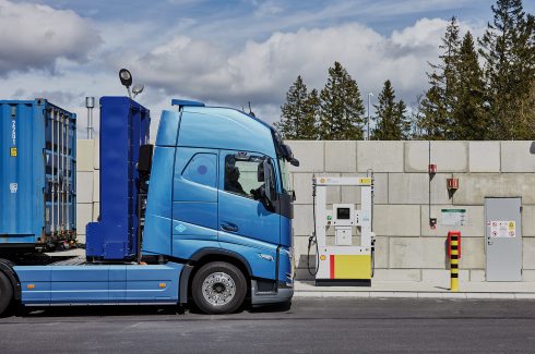 Under kundtesterna kommer påfyllningen av grön vätgas från förnybara källor att ske i hemdepån. Foto: Volvo Lastvagnar