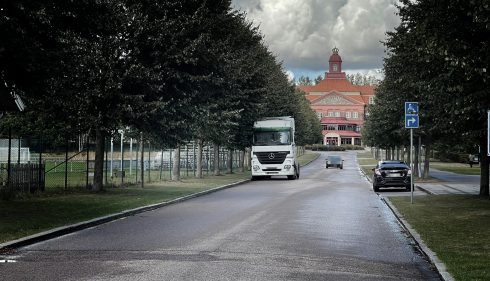 I 135 dygn stod dragbilen klampad utanför polishuset i Helsingborg. Men det skulle ta ytterligare en vecka innan klampen kunde låsas upp.