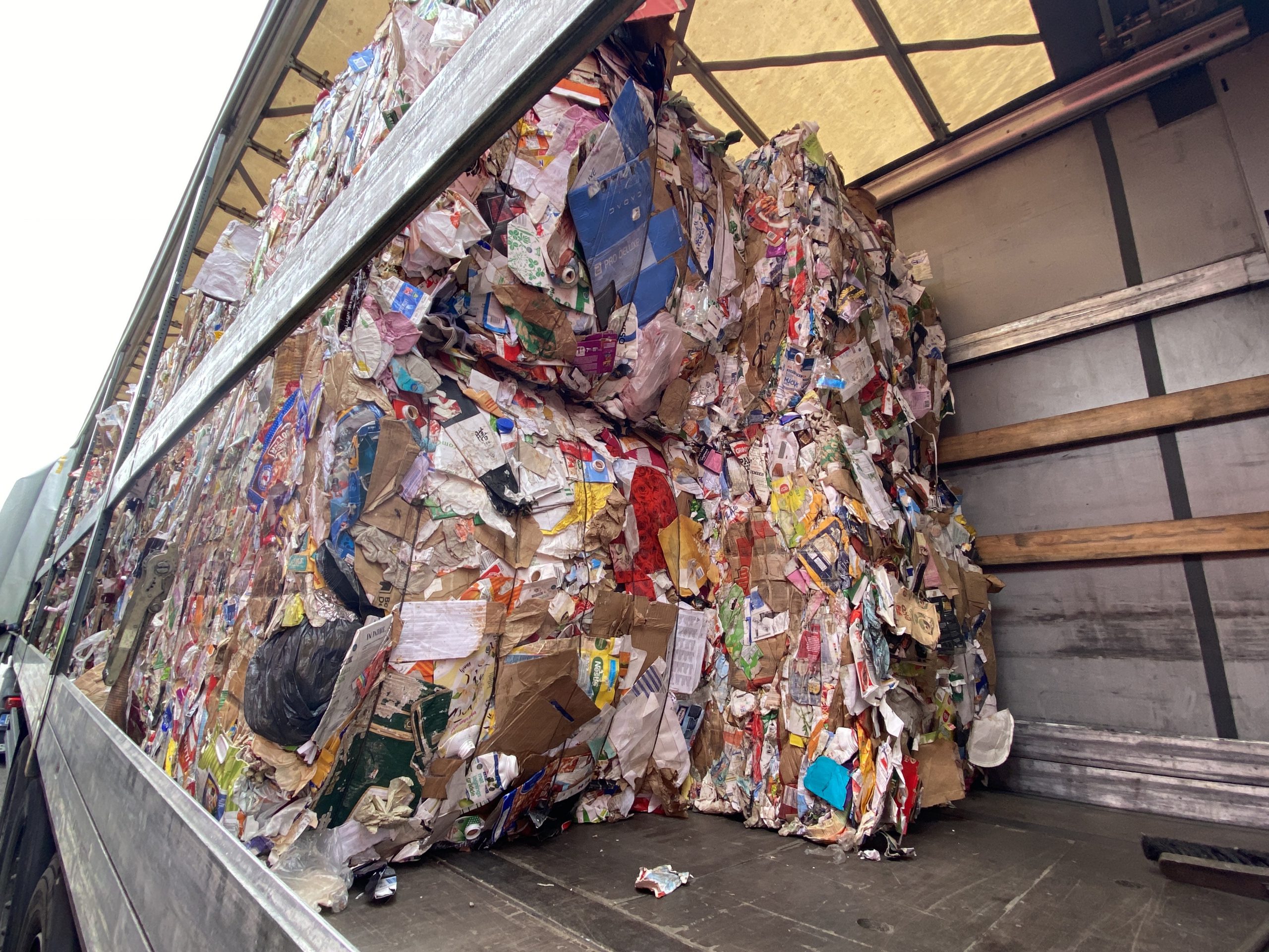 Transport av 15 ton plastavfall stoppades på väg till Indien. Foto: Tullverket.