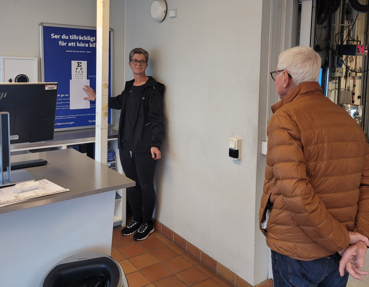 Leg. optiker Azra Salihagic testar synskärpan hos en av Bilprovningens kunder. Foto: Joakim Holmer, stationschef Bilprovningen.