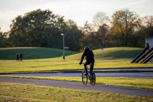 Om vi väljer att cykla eller inte påverkas framför allt av konkreta förhållanden som bra väder och att det är lagom avstånd till dit man ska cykla. Det är också beroende av utvecklad infrastruktur och att den underhålls på ett bra sätt,” säger Christopher Patten, utredare på Transportstyrelsen. Foto: Liza Simonsson.