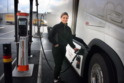 Emina Nilsson, som kör för Erikssons Åkeri i Tomelilla i en veckogammal Volvo, är en av de första på den nya laddstationen i Arlöv. Hon gillar att köra ellastbil som är så tyst. Foto: Tommy Paremo