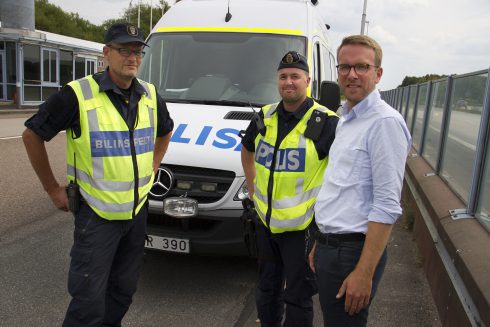 Bilinspektör Mats Larsson (t vä) och trafikpolis Niclas Leidhem tog emot Andreas Carlson (KD) på kontrollplatsen i Heberg när Proffs var på plats. Foto: Göran Rosengren/arkiv