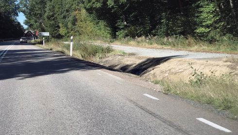 Det är trångt på många av landets rastplatser. Att parkeringsmöjligheterna längs vägarna "grävs bort" är vanligt idag, som till exempel den här utmed riksväg 24 i Skåne, vilket sannolikt bidrar till att trängseln på de större uppställningsplatserna ökar. Foto: Göran Rosengren, arkiv