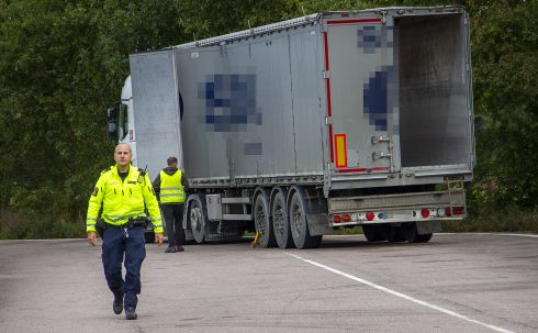 Efter cirka ett dygn kunde transporten mot Norge fortsätta. Chauffören hade uppenbara problem med ADR-bestämmelserna men även med att lastsäkra. Foto: Göran Rosengren