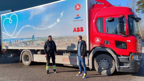   Inom några år hoppas Andreas Backström (till höger) att samtliga av AA Logistiks lastbilar ska vara eldrivna. 