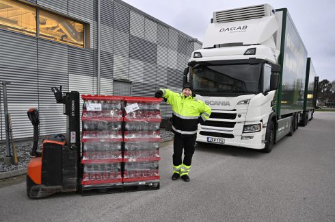    Föraren Krste Torkovski från Dagab genomförde den första matleveransen med Scanias helelektriska lastbil på 64 ton till Hemköp, Stora Höga i förra veckan. Det är världens första eldrivna kyltransport på 64 ton. 