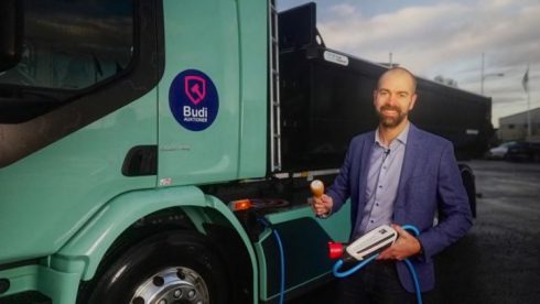     Johannes Winberg med den elektriska Volvo lastbilen.