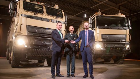   879 DAF CF militärlastbilar ska levereras till den belgiska armén. Den första överlämnades till generalmajor Thierry Esser och generallöjtnant Frédéric Goetynck av DAF:s ordförande, Harald Seidel. 