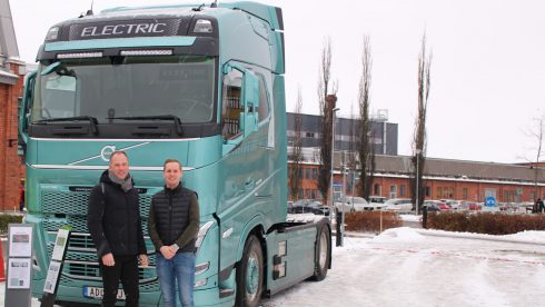      Christian Helgesson, vd för XR Logistik och Mathias Olsson, vice vd XR Logistik framför en av Volvos eldrivna lastbilar.   