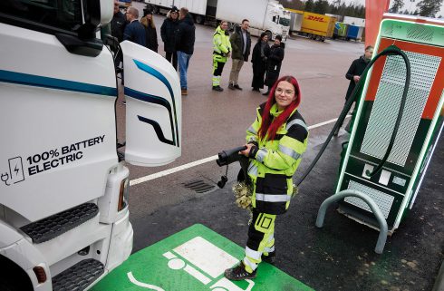  Ung framtida lastbilsförare och ett ungt, nytt bolag. Den 29/11 invigde blivande lastbilsföraren Isabella Sommerhall Mälarenergis första publika laddstation som är öronmärkt för tunga transporter. Nu bildar Mälarenergi, Öresundskraft och Jönköping Energi bolaget Gito Heavy Charging Solutions AB. Foto: Lasse Fredriksson.