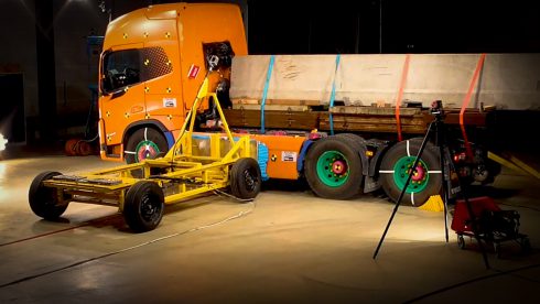 Här simuleras en situation då lastbilen påkörs sidleds. Foto: Volvo Lastvagnar.