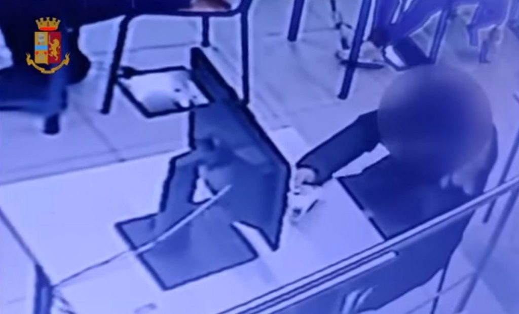 Uomini cinesi incarcerati per frode agli esami di teoria in Italia