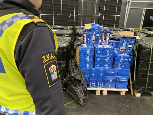  Tullverket larmar om ökad import av farlig lustgas. Foto: Tullverket.