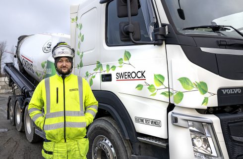 Chauffören Matej Zalac förklarar att den elektriska lastbilen är mycket tystare än en dieseldriven. Foto: Swerock