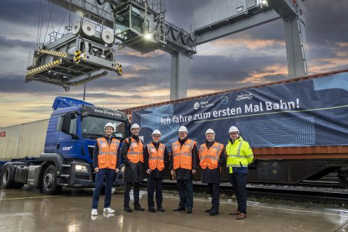 Nöjda representanter för de transportföretag som ingick i projektet ”Truck2Train. Från vänster till höger: Patrick Balasa (Pro-Rail Alliance), Jörg Stephan (BMDV), Dominik Fürste (Rail-Flow), Dirk Flege (Pro-Rail Alliance), Hans Stapelfeldt (BGL eller VSH) och Alexander Kähler ( Kroop & co.). Foto: BGL