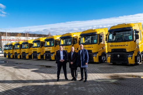  Från vänster Erdélyi Barna från Waberer’s, Christophe Deshayes och Tringer Zoltán från Renault. Foto: @ Renault Trucks.