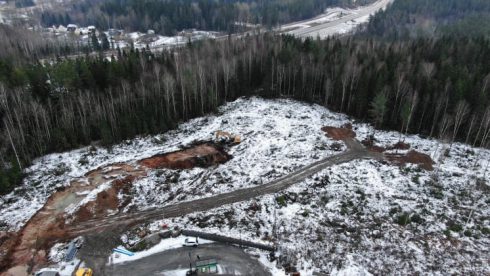     Den nya laddstationen växer fram intill tankstationen för biogas på Mosserudsområdet.