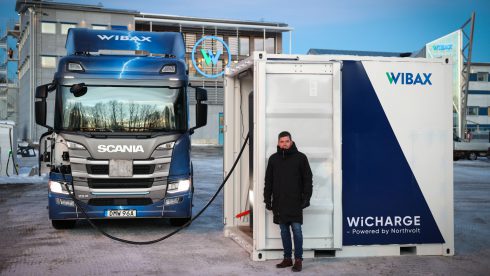 - Det briljanta med elbilar är att vi faktiskt kan driva dem själva, säger Jonas Wiklund, vd på Wibax. 