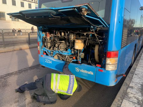   Bilinspektör Timo Kivikangas kontrollerar en av Keolis stadsbussar.