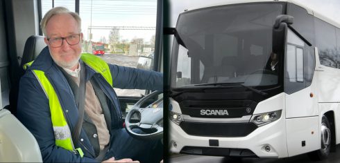 Statsrådet Johan Pehrson befinner sig på en praoturné bland svenska företagare. Under sitt tredje stopp fick han chansen att vara busschaufför i Södertälje. Foto: Transportföretagen / Scania / montage