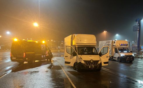 Den 16 februari stoppas bland annat detta fordon i Ystads hamn på väg ut ur landet. ADR-etiketten på bilen hintar om att föraren känner till att det är farligt gods, men det är också allt.