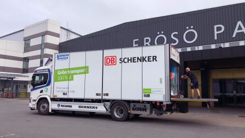 Under sportlovsveckorna levererar DB Schenker varor till restauranger, kaféer och offentliga verksamheter i Åre. Ellastbilen som sköter de klimatsmarta leveranserna laddas via en mobil laddenhet från Scania. Foto: DB Schenker