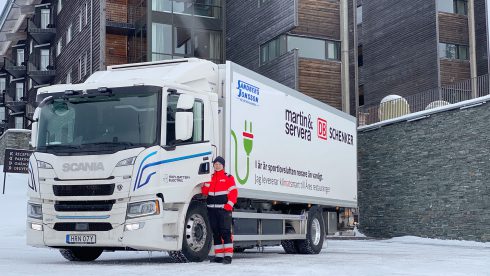 – Jag har träffat många positiva kunder och även fått kommentarer från privatpersoner som tycker det är ett bra initiativ, säger chauffören Sofie Svedlund. Foto: DB Schenker