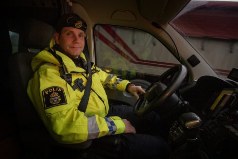 Trafikpolis Patrik Assarssons uppgift för dagen är att kontrollera ADR-transporter. Här inväntar han nästa "orangeskyltade" lastbil på E6 vid Helsingborg. Foto: Göran Rosengren