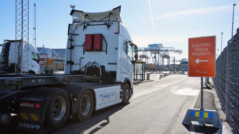 Här sker den första passagen genom den nya "gräddfilen" för ellastbilar i APM Terminals port 4. Bild: Göteborgs Hamn AB