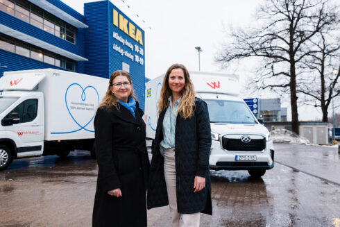 Christel Grip från Widriksson Logistik och Hanna B Broman från IKEA Sverige med de första elfordonen som sätts in för last mile-distribution i Stockholm.