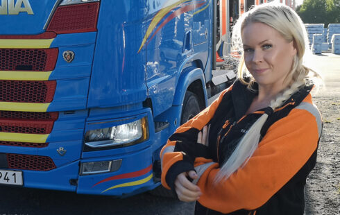 Timmerbilsföraren Tove Helgesson är en av flera som synts i tv-rutan, i Svenska Truckers. Foto: Svenska Truckers